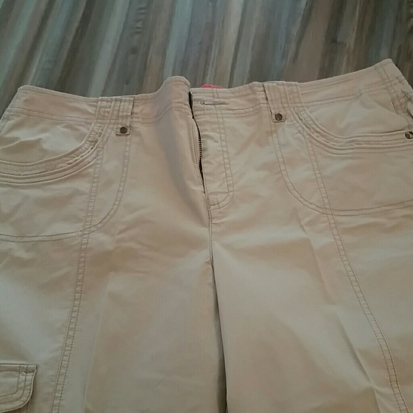 Khaki Capri pants - Picture 3 of 5